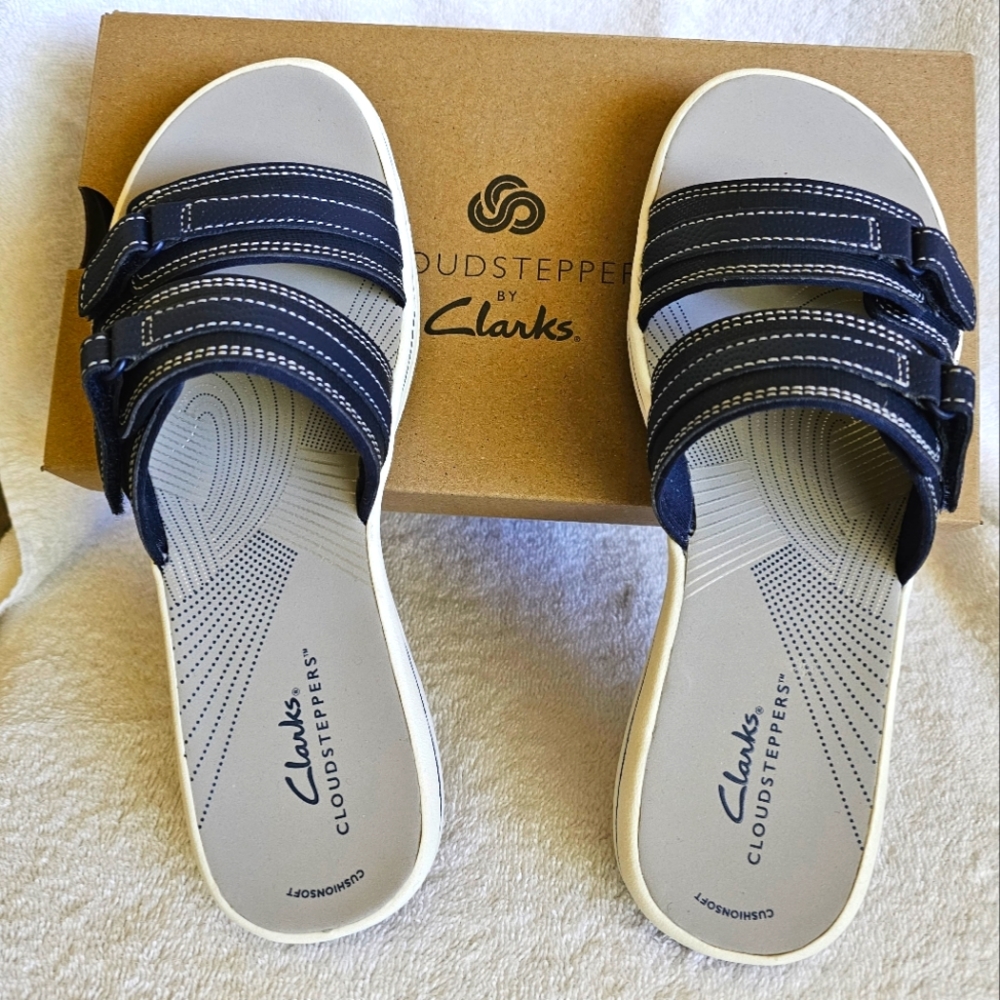 Cloudsteppers by Clarks womens size 8. NWT with box